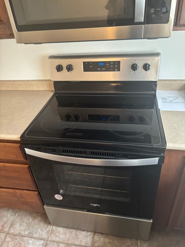 Building Photo - Great Location! Lots of Amenities