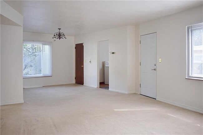 Building Photo - 100 Primrose Ave