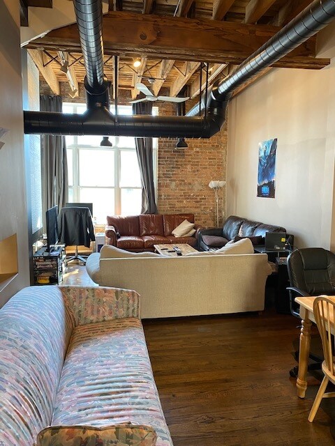 Living Area (2020) - 2334 W Polk St