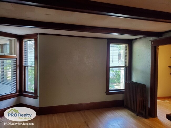 Building Photo - Charming 4 Bedroom Home