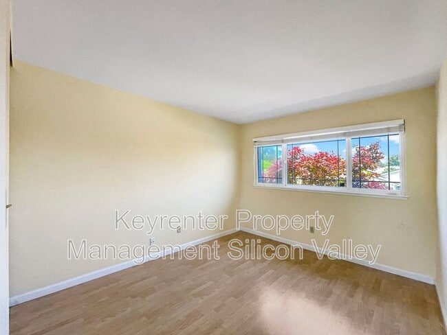 Building Photo - 1293 Knollview Dr
