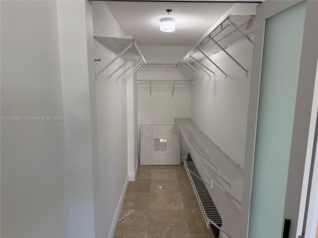 Building Photo - 540 Brickell Key Dr