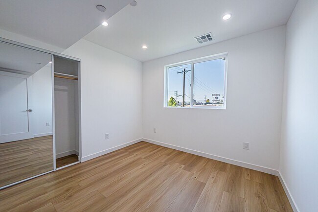 Building Photo - 5253 Agnes Ave