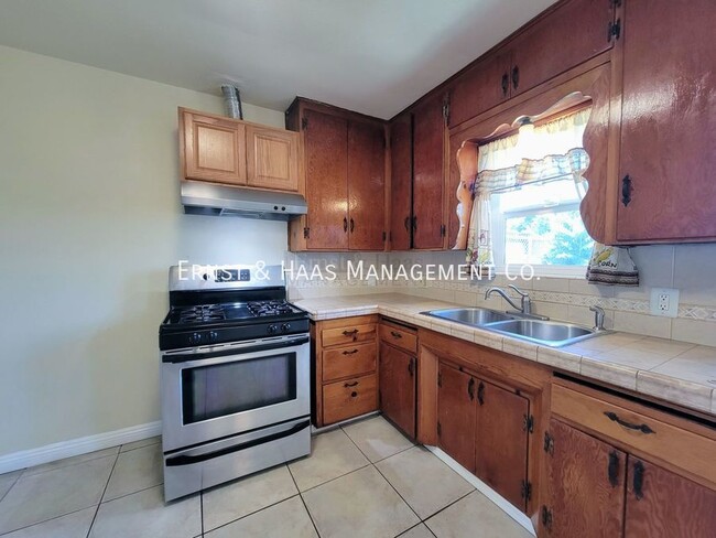 Building Photo - 15132 S Frailey Ave