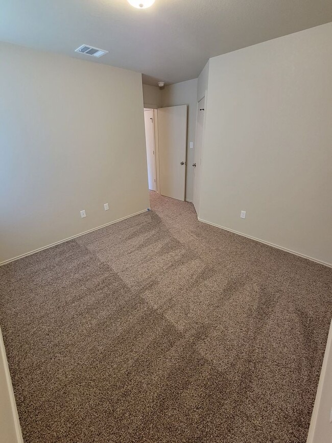 Building Photo - Bryan -3 bedroom / 2 bath / 2 car garage / Large fenced in back yard.