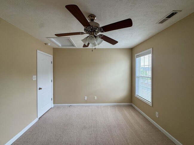Building Photo - Gorgeous 3 Bed 2.5 Bath Home on Corner Lot