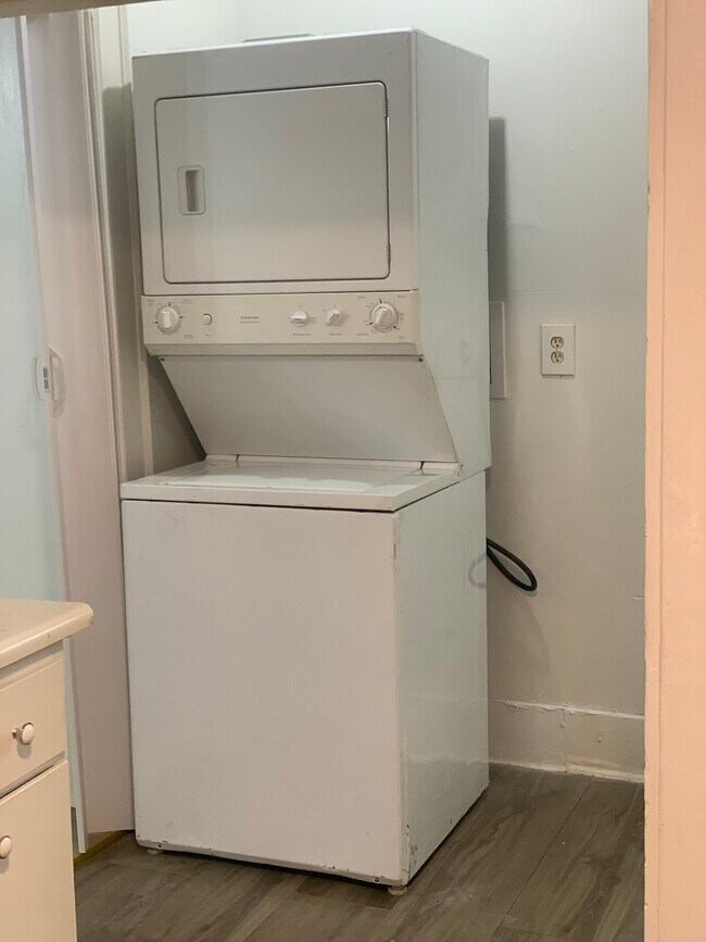 Building Photo - 311 Lee St W