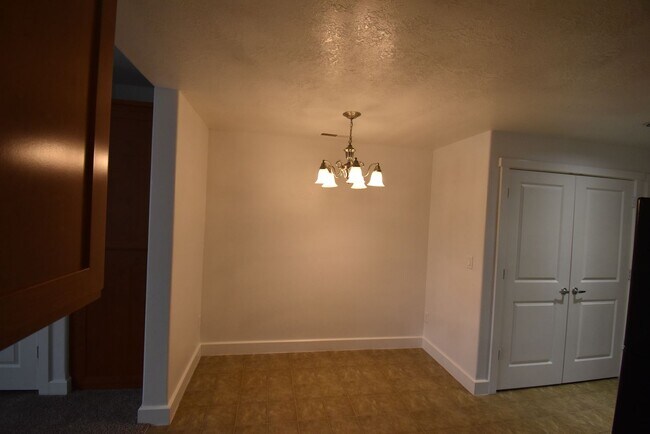 Building Photo - Gorgeous Condo with gated security