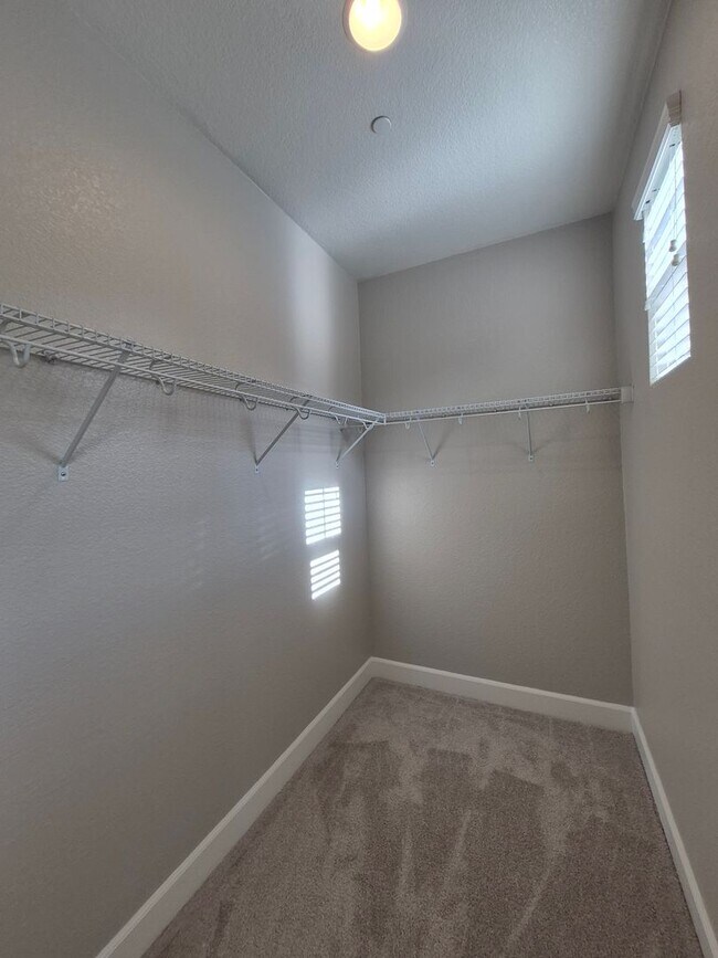 Building Photo - Gorgeous 4bd/2.5ba Two Story Home In Roseville!