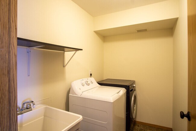 Building Photo - Great Piedmont 3 Bdr Townhouse w/Fireplace, DW + Garage!