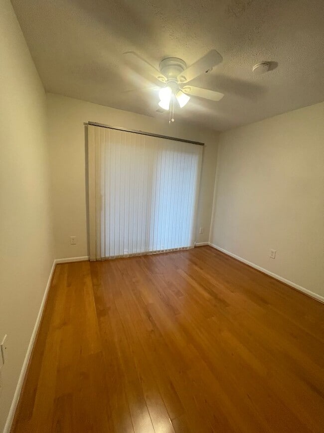 Building Photo - VERY SPACIOUS CONDO ON 3RD FLOOR WITH ELEV...