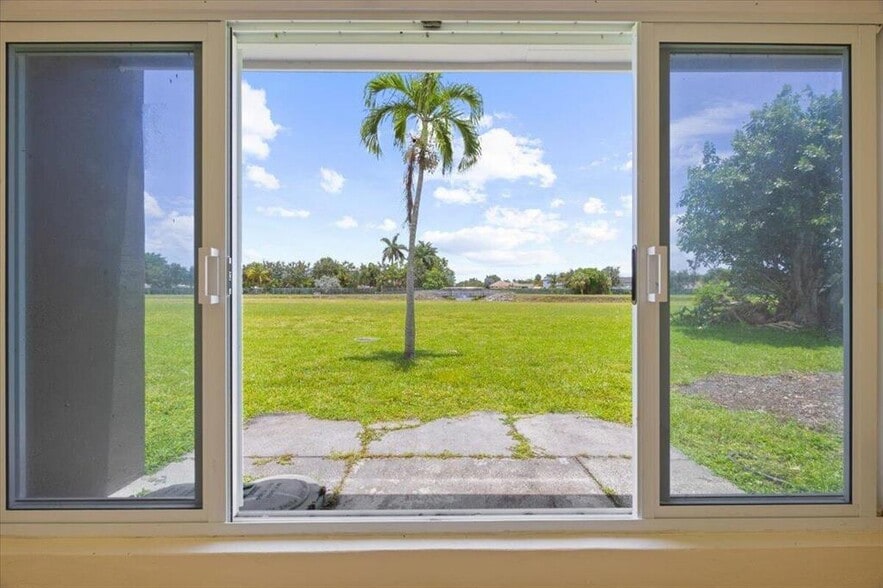 Building Photo - 5540 Lakewood Cir S