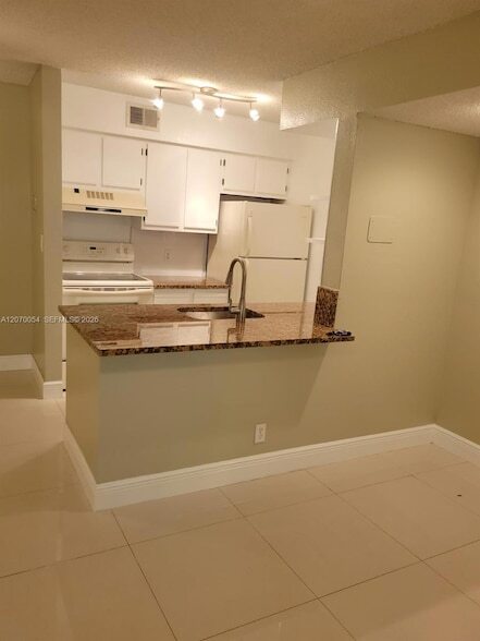 Building Photo - 2826 S University Dr