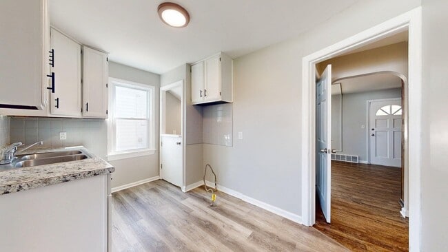 Building Photo - Fulton/W.58th neighborhood; 3 bedroom/2bat...