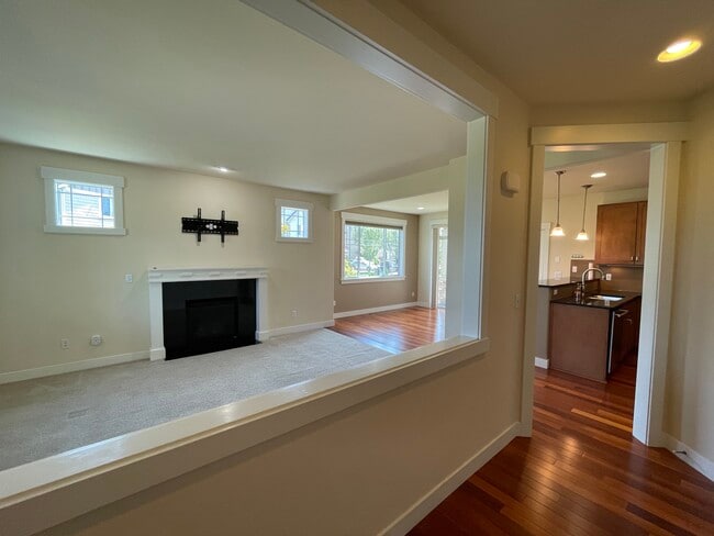 Building Photo - 13904 North Pointe Cir