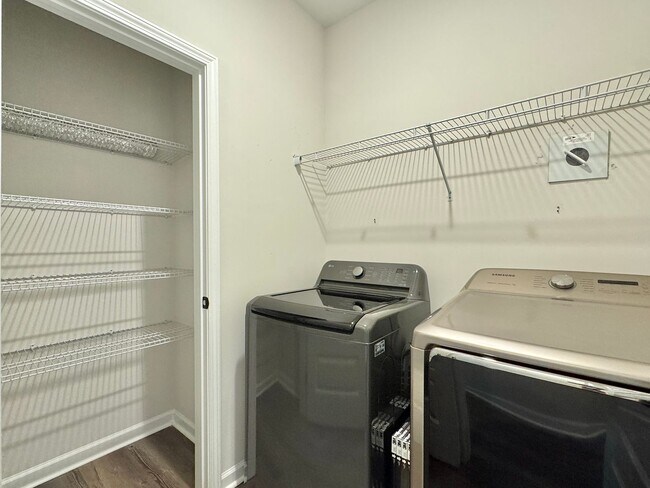 Building Photo - $500 RENT CREDIT | AVAILABLE NOW! (Pet Friendly)