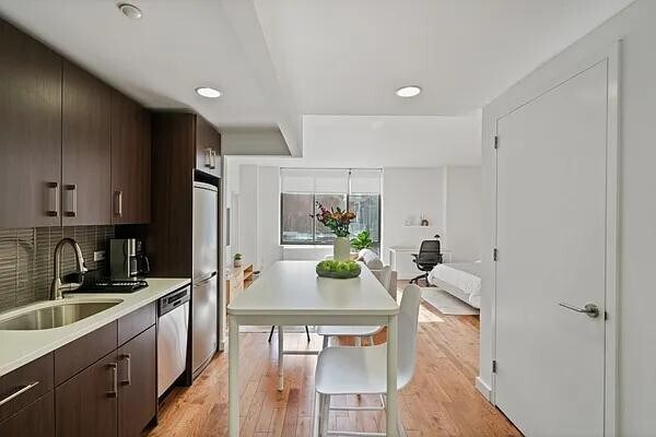 Primary Photo - 260 W 26th St