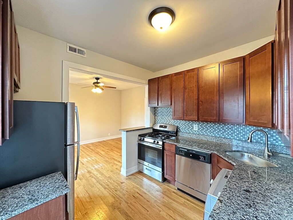 Building Photo - 3535 N Racine Ave