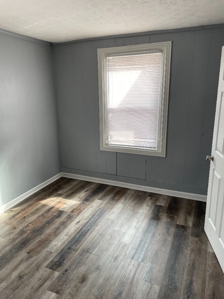 Building Photo - 830 W 5th St