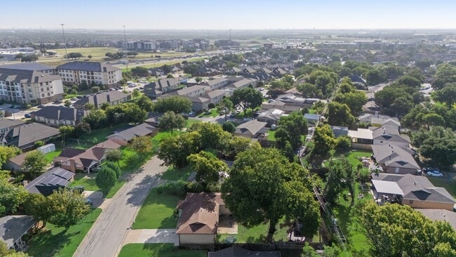 Building Photo - 404 E Alexander Ln