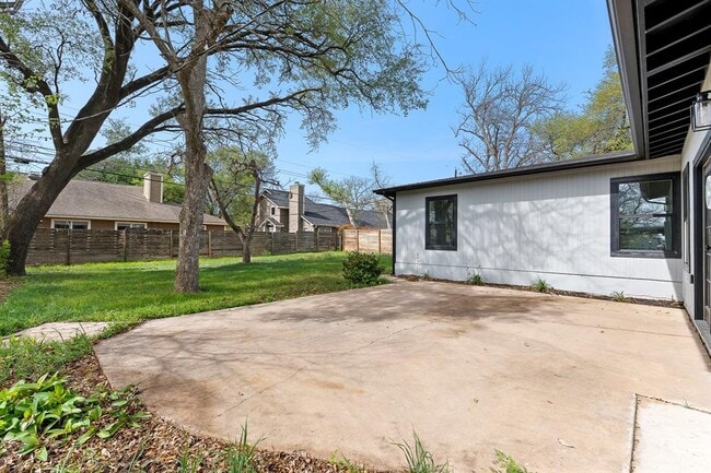 Building Photo - 1307 Yorkshire Dr