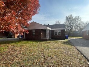 Building Photo - 1 Bed 1 Bath Duplex For Lease!