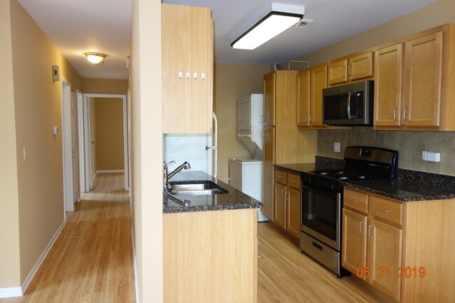 Building Photo - 300 Meadow Ct