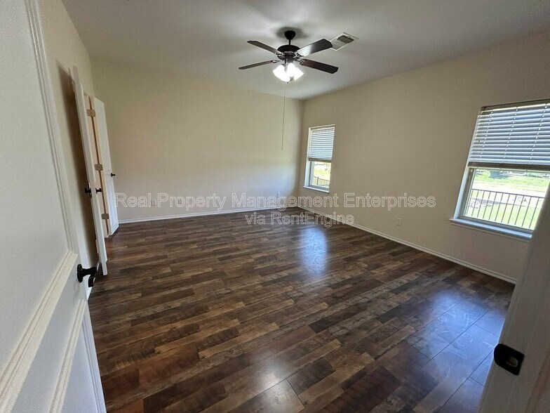 Building Photo - 10237 Hawthorn Dr