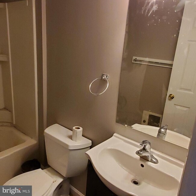 Building Photo - 314 S Locust St