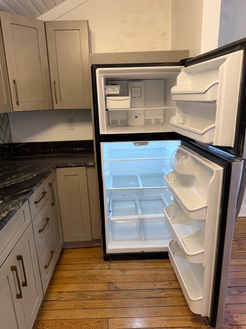 Fridge has ice maker - 1112 E Duffy St