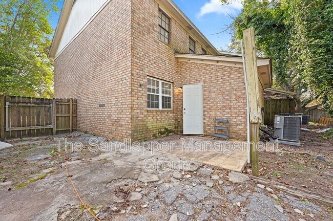 Building Photo - 28 Crosscreek Dr