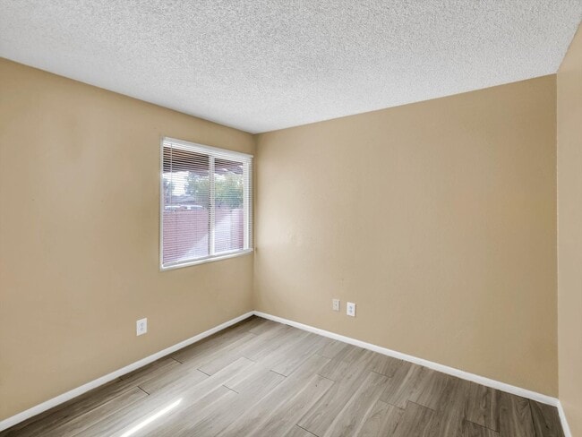 Building Photo - cozy townhome 2 bd 1 bth