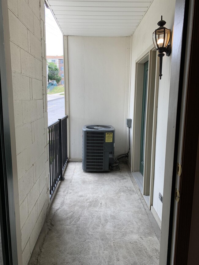 Building Photo - 135 S River Rd