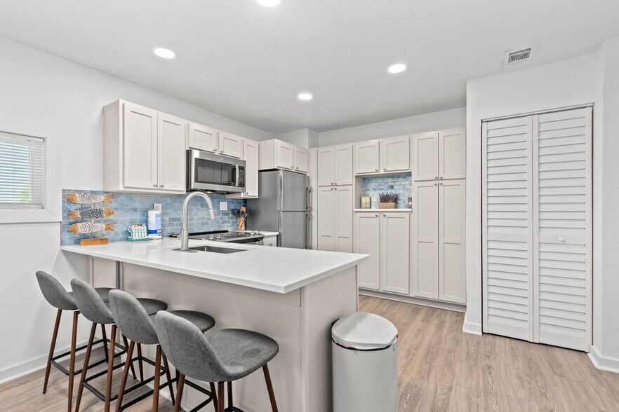 Building Photo - 4000 Gulf Terrace Dr