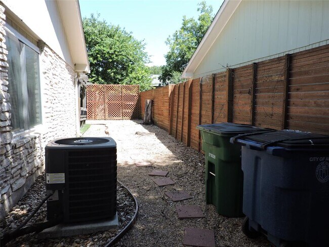 Building Photo - 1625 Chippeway Ln