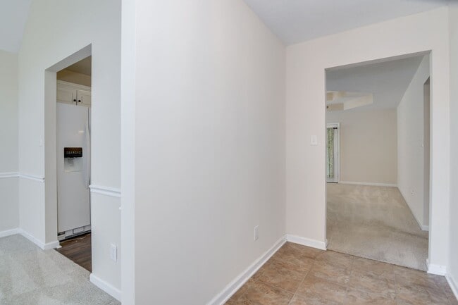 Building Photo - 3 Bedroom Near Downstown