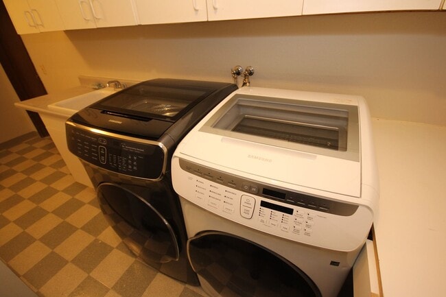 Building Photo - Spacious 4-Bedroom Home in the Heart of Milton