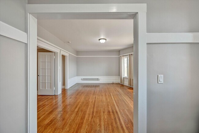 Building Photo - 566 21st Ave