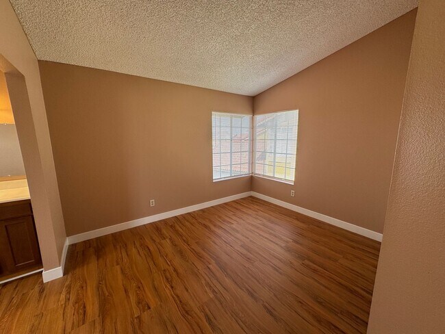 Building Photo - Move in Ready - Spacious 3 bed 2 bath Upda...