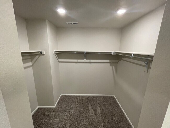 Building Photo - Updated 3 Bedroom Townhome Available July