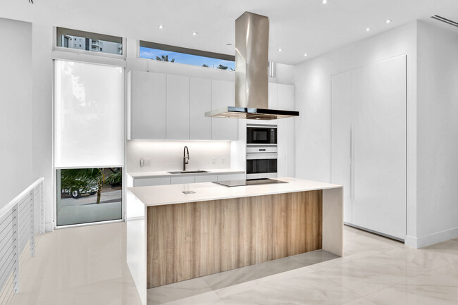 Building Photo - 3750 Yacht Club Dr