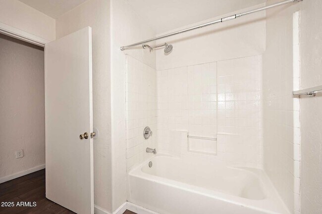 Building Photo - 532 W 9th St