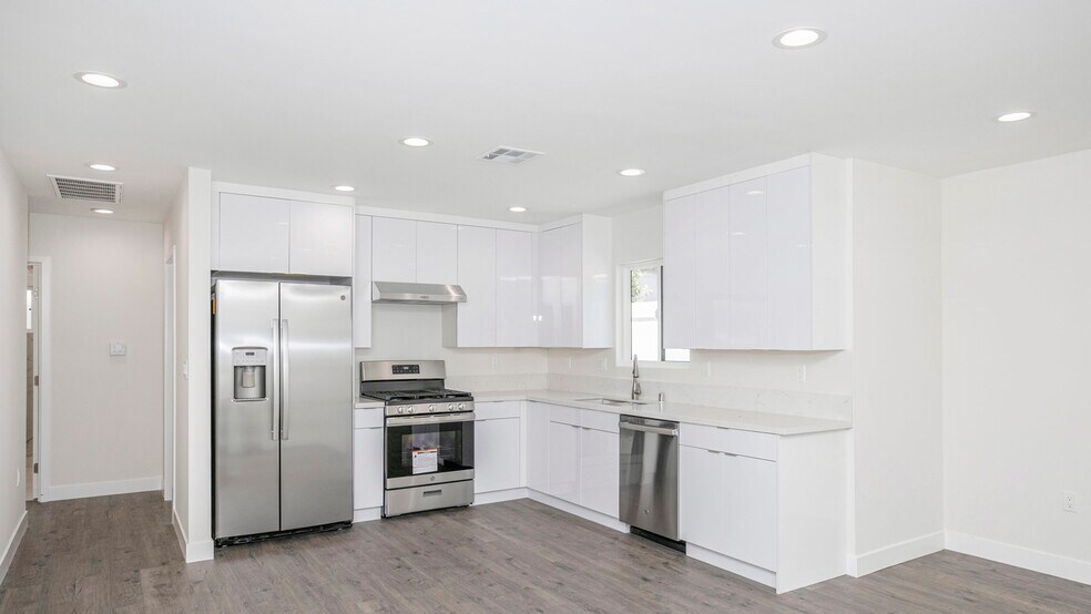 Building Photo - 10422 Woodley Ave