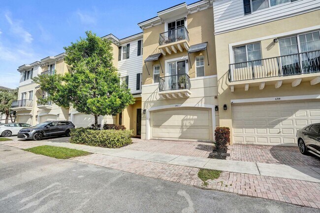 Building Photo - 642 NW 38th Cir