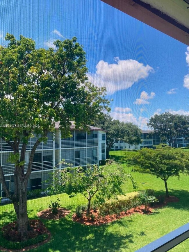 Building Photo - 449 Fanshaw K