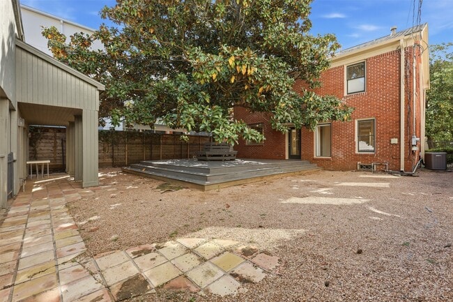 Building Photo - 2132 Tangley St