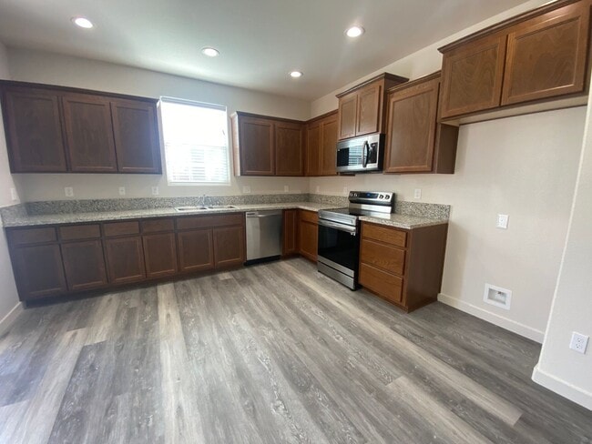 Building Photo - Gorgous 3 Bedroom 2.5 Bath Home in Gated Winding Meadow Village
