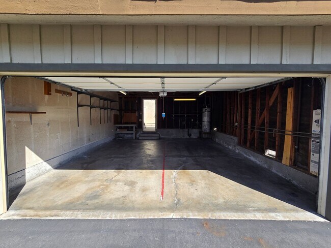 Building Photo - Fantastic 4 Bed, 3 Bath condo!