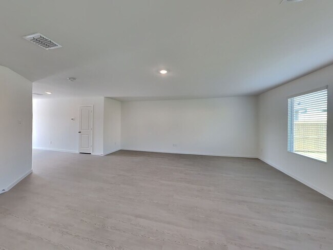 Building Photo - ***FREE MONTHS RENT WITH MOVE IN ON OR BEFORE 12-31-2025***