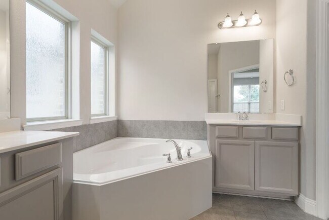 Building Photo - "Beautiful 3-Bed, 2-Bath Retreat in Northl...